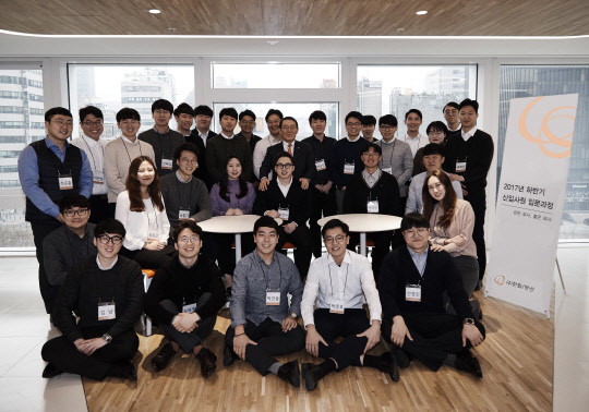 ㈜한화 이태종 대표(사진 맨뒷줄 오른쪽에서 9번째)가 16일 서울 장교동 본사에서 2017년 하반기 신입사원을 대상으로 특강을 실시한 뒤 기념사진을 촬영하고 있다. ㈜한화 제공